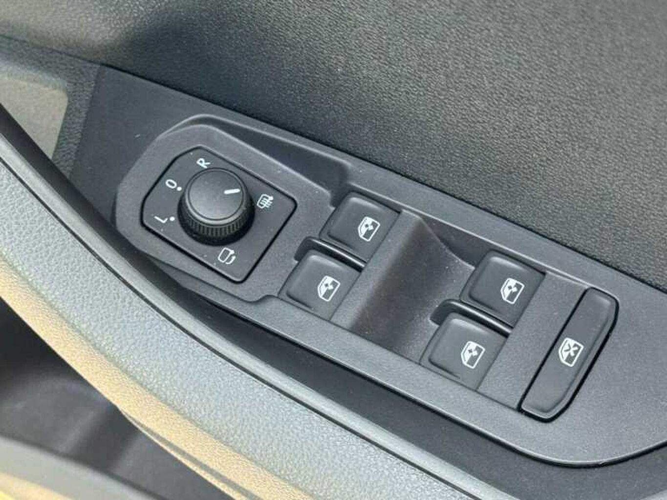 SKODA KAROQ 1.5 TSI SE L 5dr